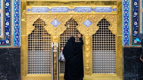 دخیل به پنجره فولاد صحن گوهرشاد