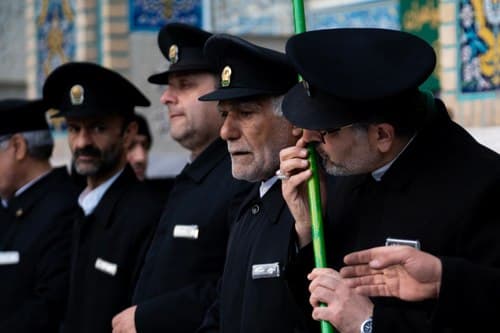 بوسه خادم بر جارو حرم