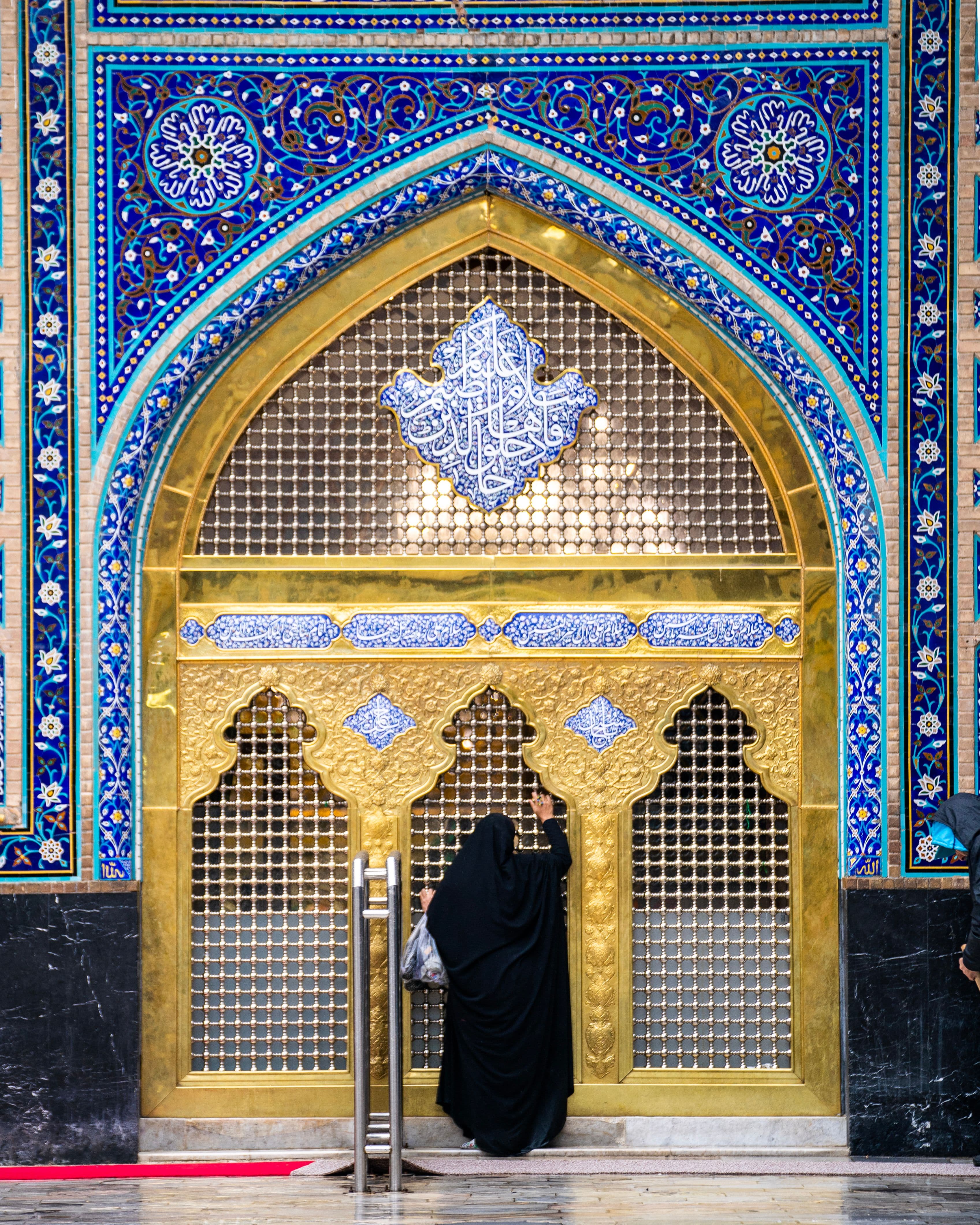 دخیل به پنجره فولاد صحن گوهرشاد