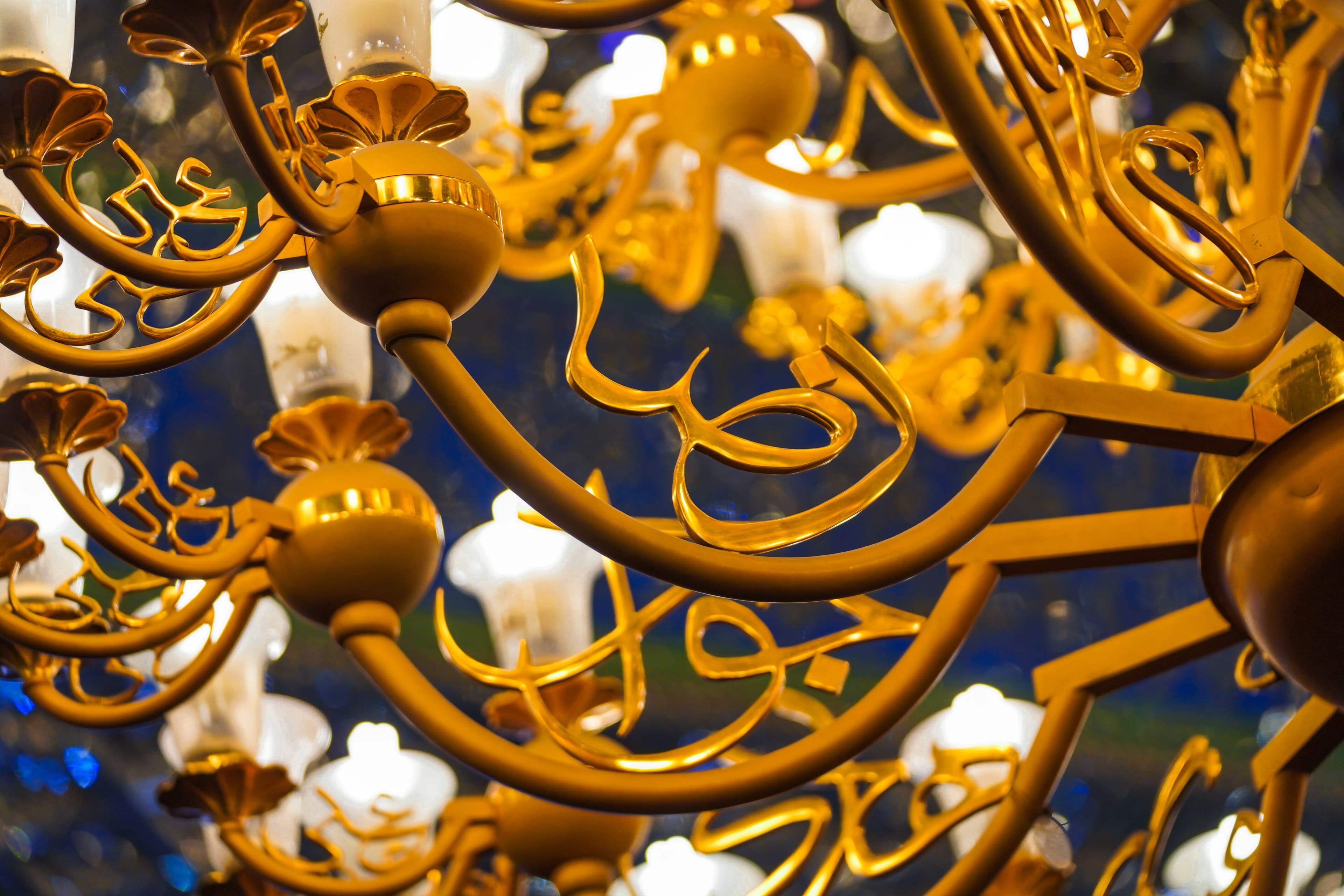 اسم مطهر امام رضا علیه السلام در لوستر های حرم مطهر رضوی