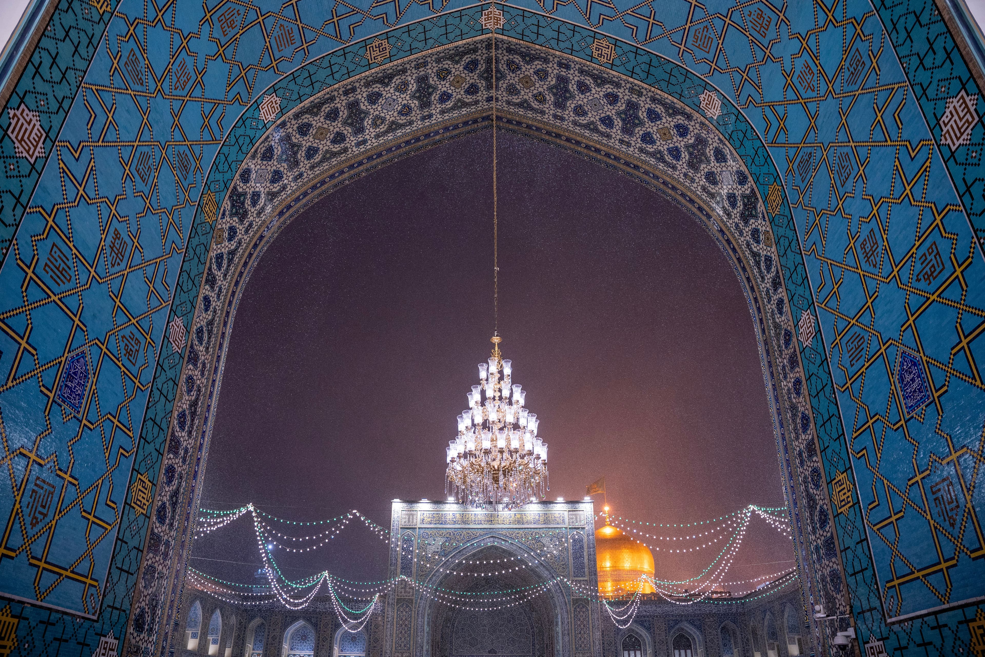  ایوان مقصوره گوهرشاد در شب برفی