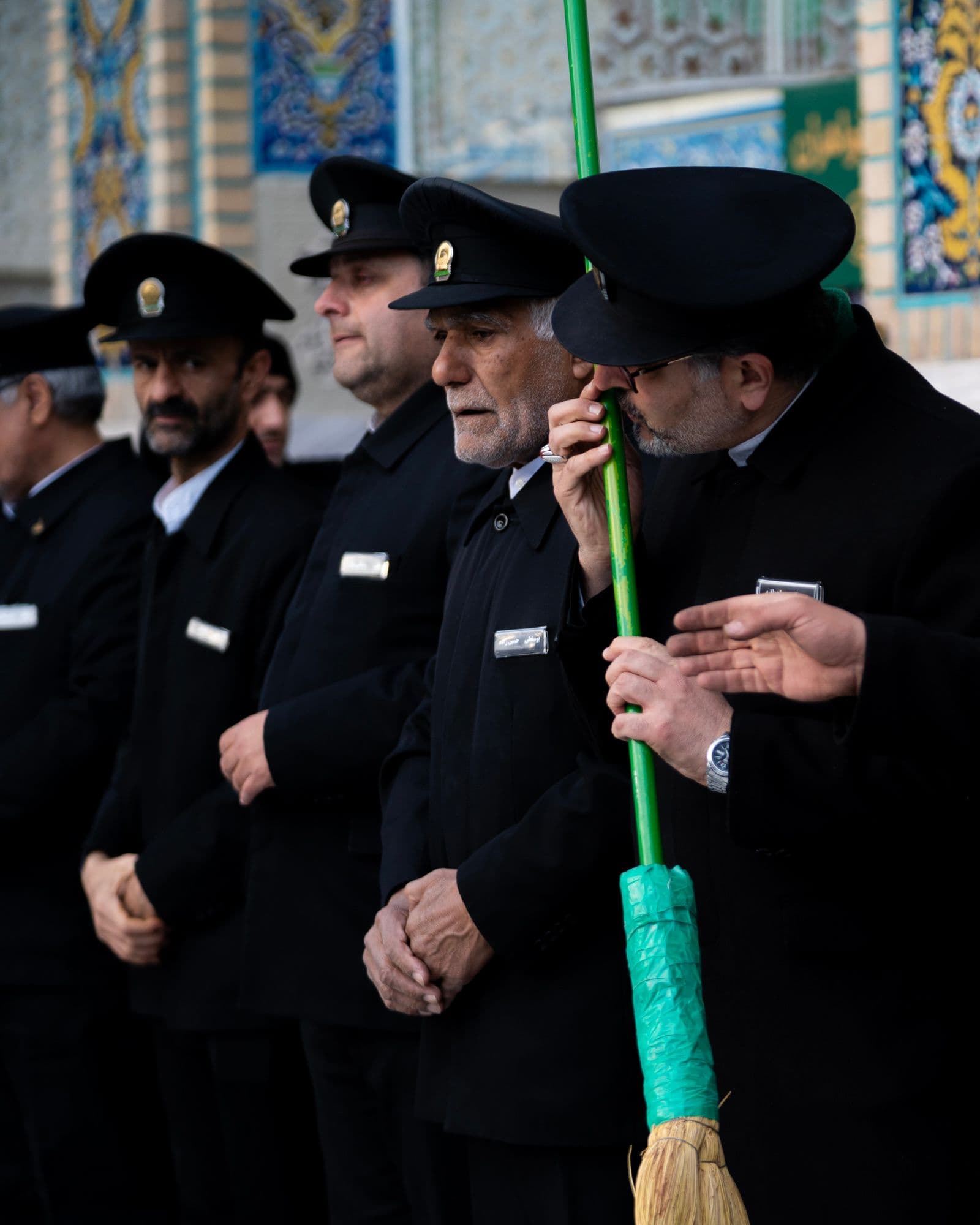 بوسه خادم بر جارو حرم