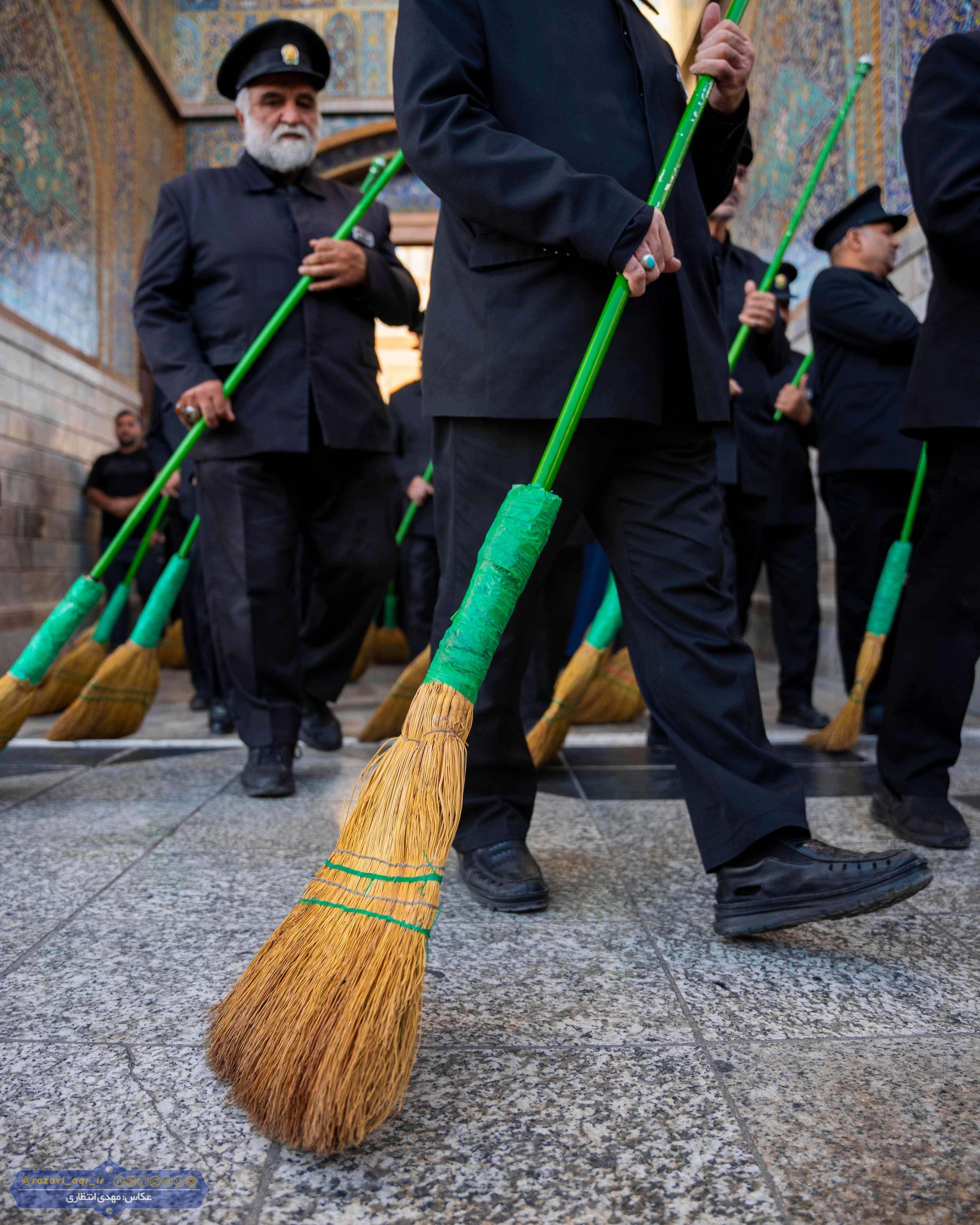 حرمتو جارو میزنم...