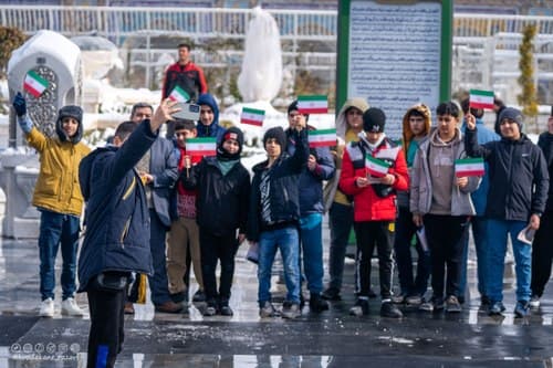 انقلاب یعنی گل در کنار پروانه...