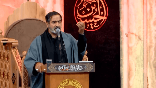با چشم های تر لب گودال را می دید