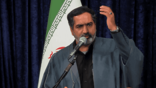 دارد به روی چشم خود ابروی حسن را