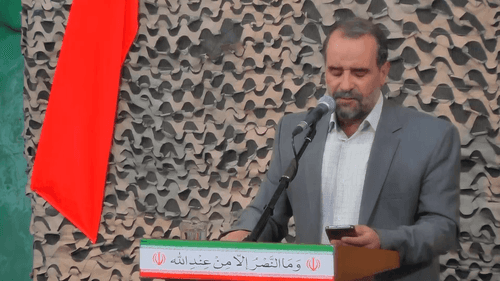 تفنگش را به سمت سینه ی دشمن نشان می رفت