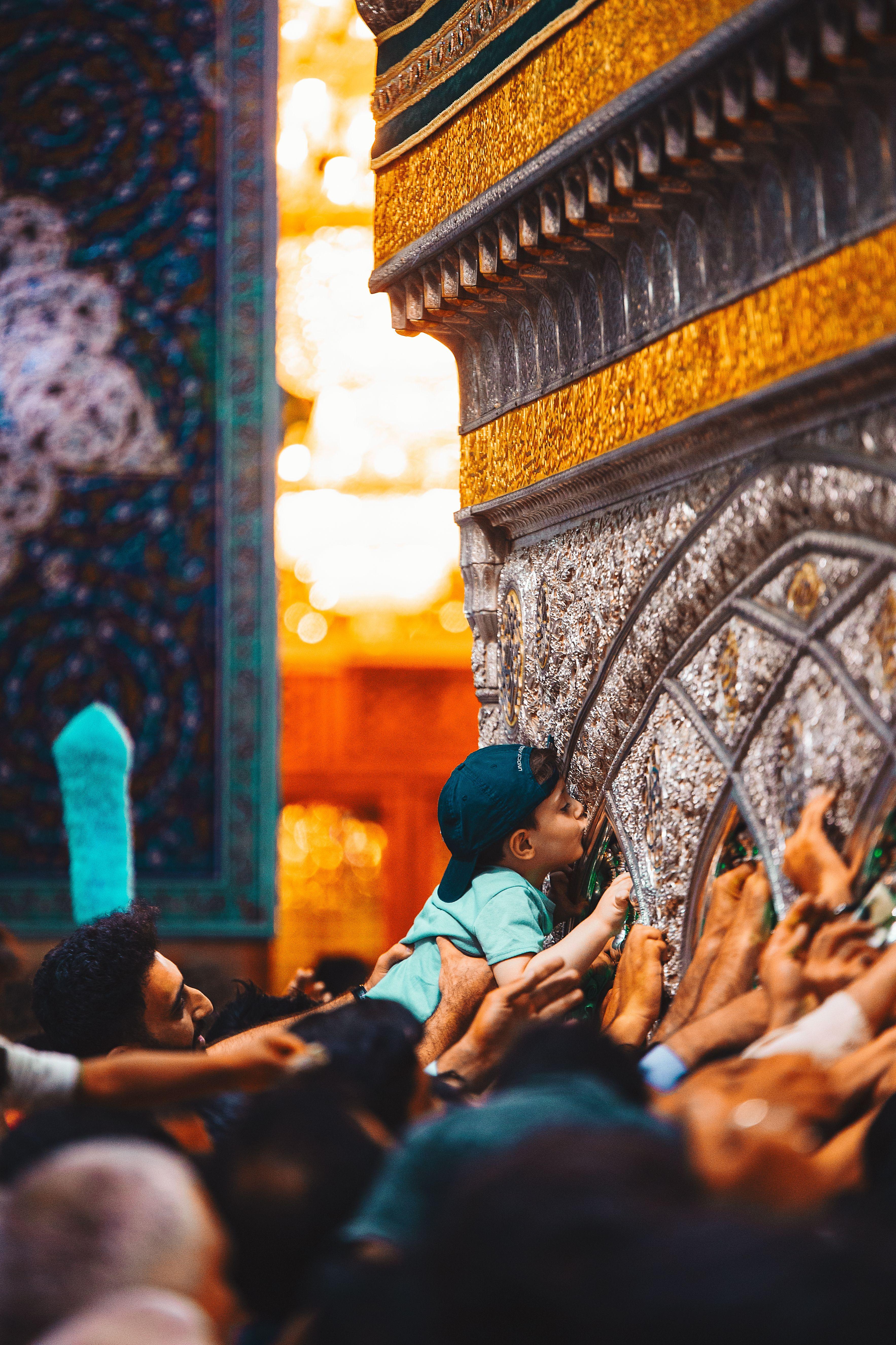 بوسه کودک بر ضریح مطهر امام رضا علیه السلام
